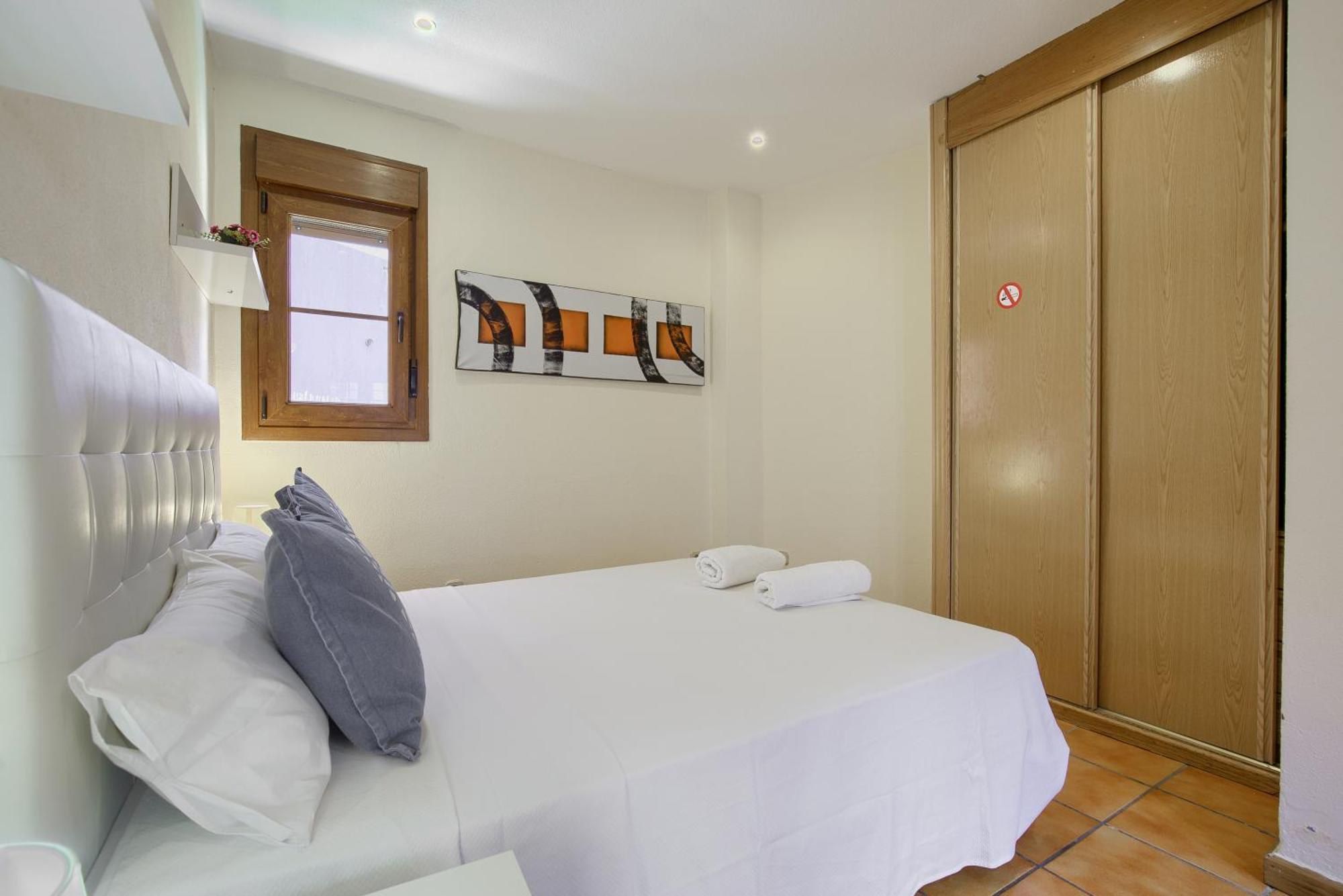 Casona 44 - Apartamento Para 2 Con Wifi, Ac Y Patio Exterior アルカラ・デ・エナレス エクステリア 写真